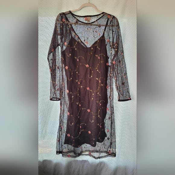 EVERLY Solid Mesh dress w/floral embroidery SIZE S - Picture 2 of 4